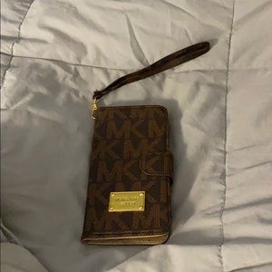 Michael Kors iPhone 7 Plus case/wristlet!